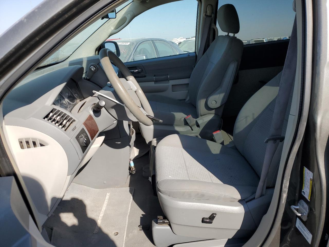 2010 Chrysler Town & Country - Image 7