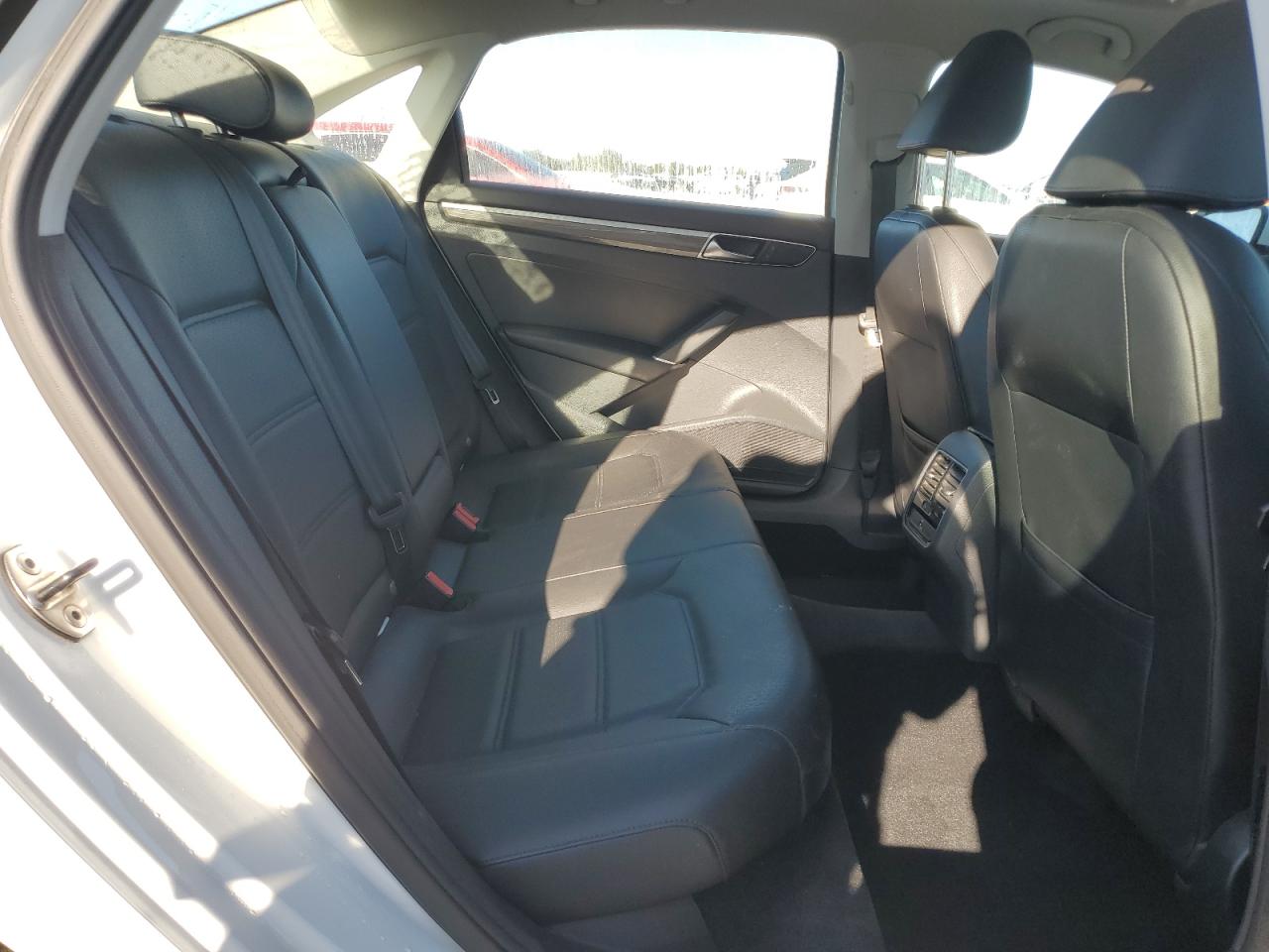 2017 Volkswagen Passat - Image 10