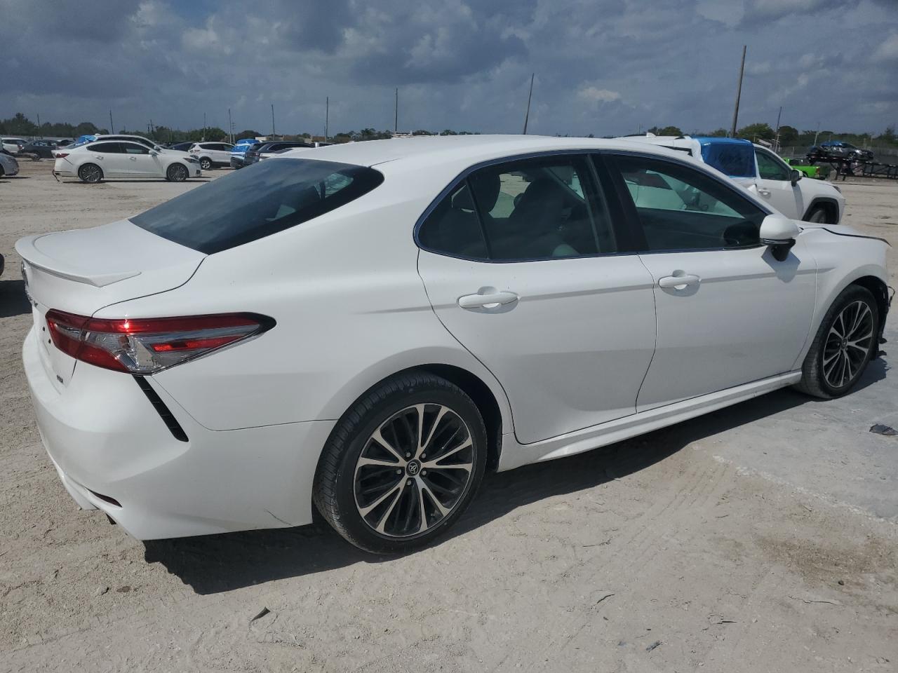 4T1B11HK1JU057895 TOYOTA CAMRY 2018