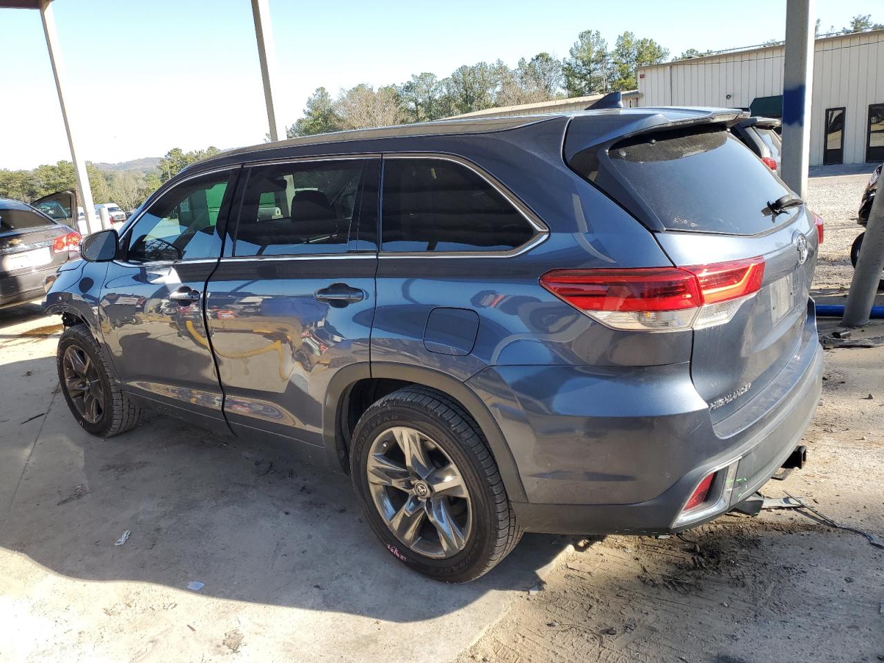 2018 Toyota Highlander - Image 2