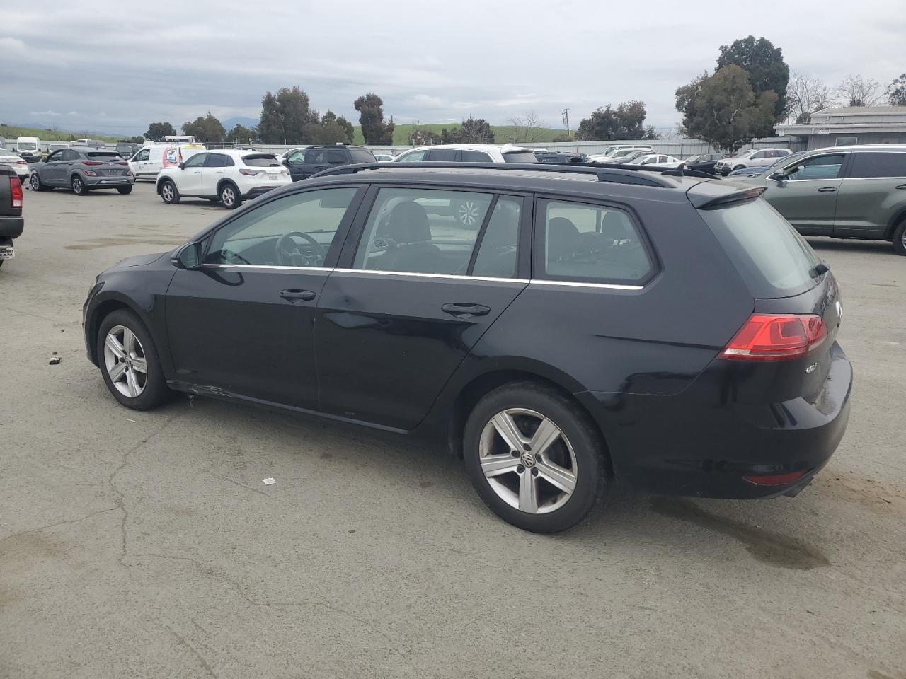 2015 Volkswagen Golf - Image 2
