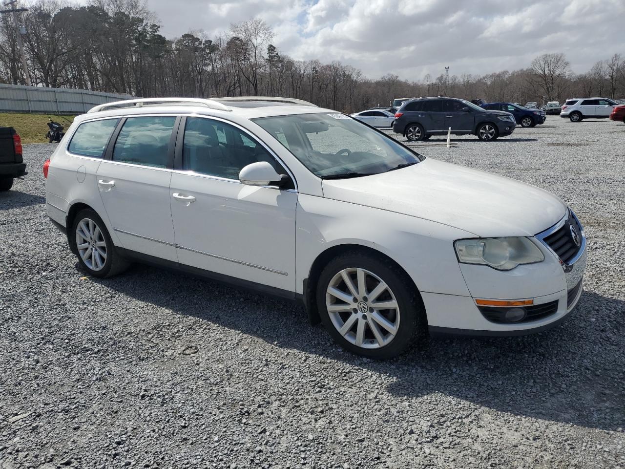 2010 Volkswagen Passat - Image 4