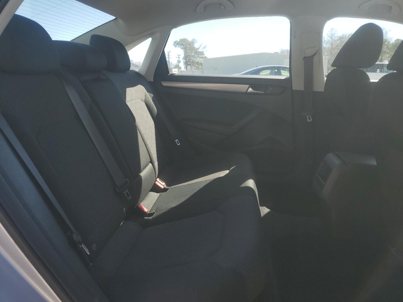 2015 Volkswagen Passat - Image 11