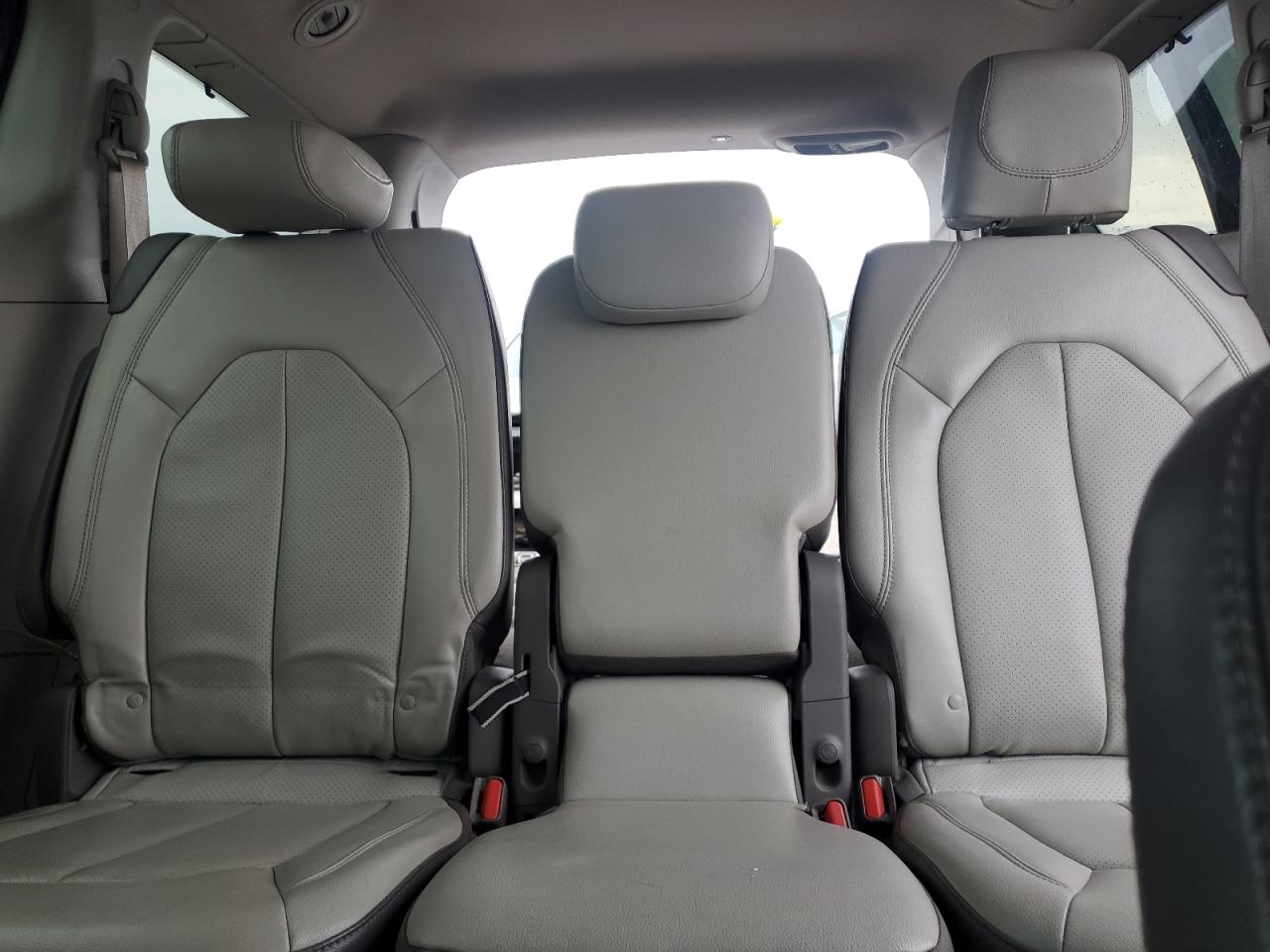 2018 Chrysler Pacifica - Image 10