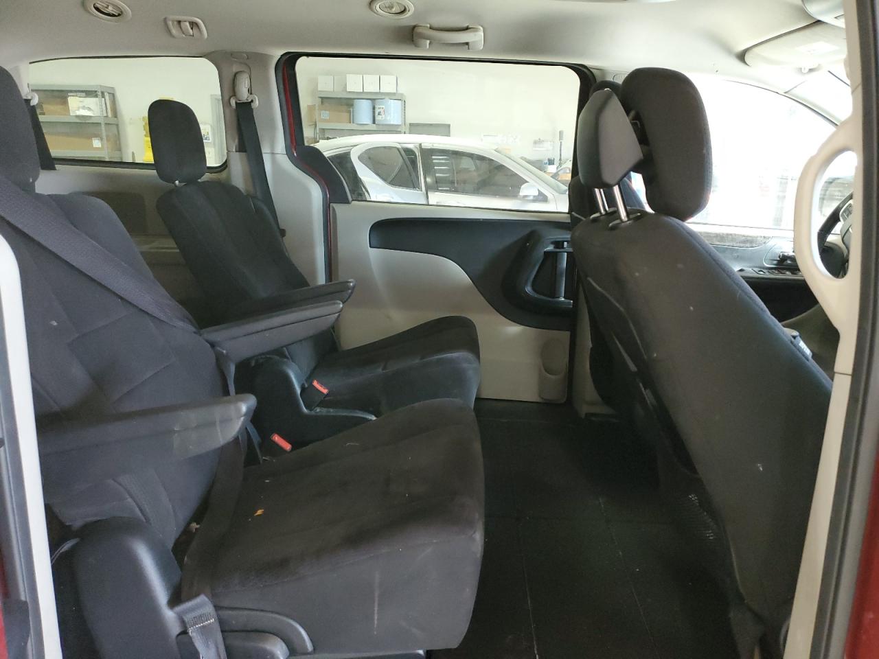 2011 Dodge Caravan - Image 11