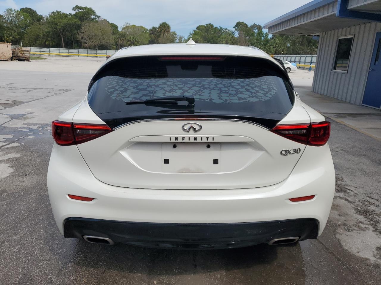 2017 Infiniti QX30 - Image 6