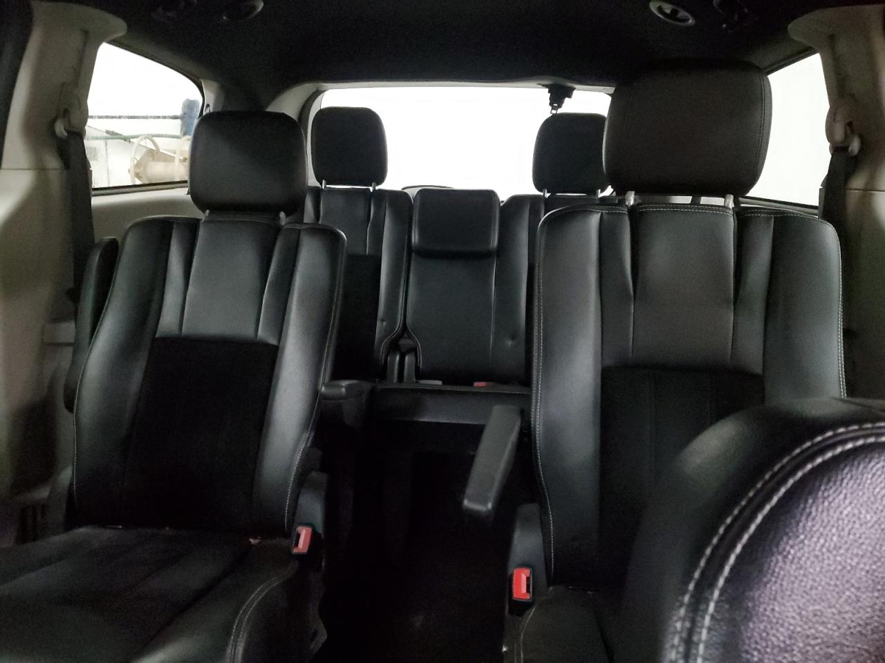 2017 Dodge Caravan - Image 10
