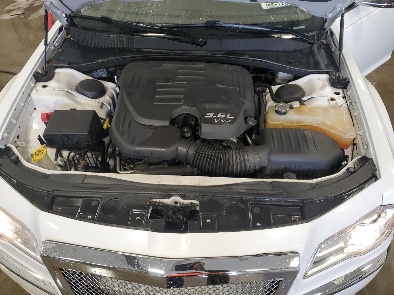 2013 Chrysler 300 - Image 11