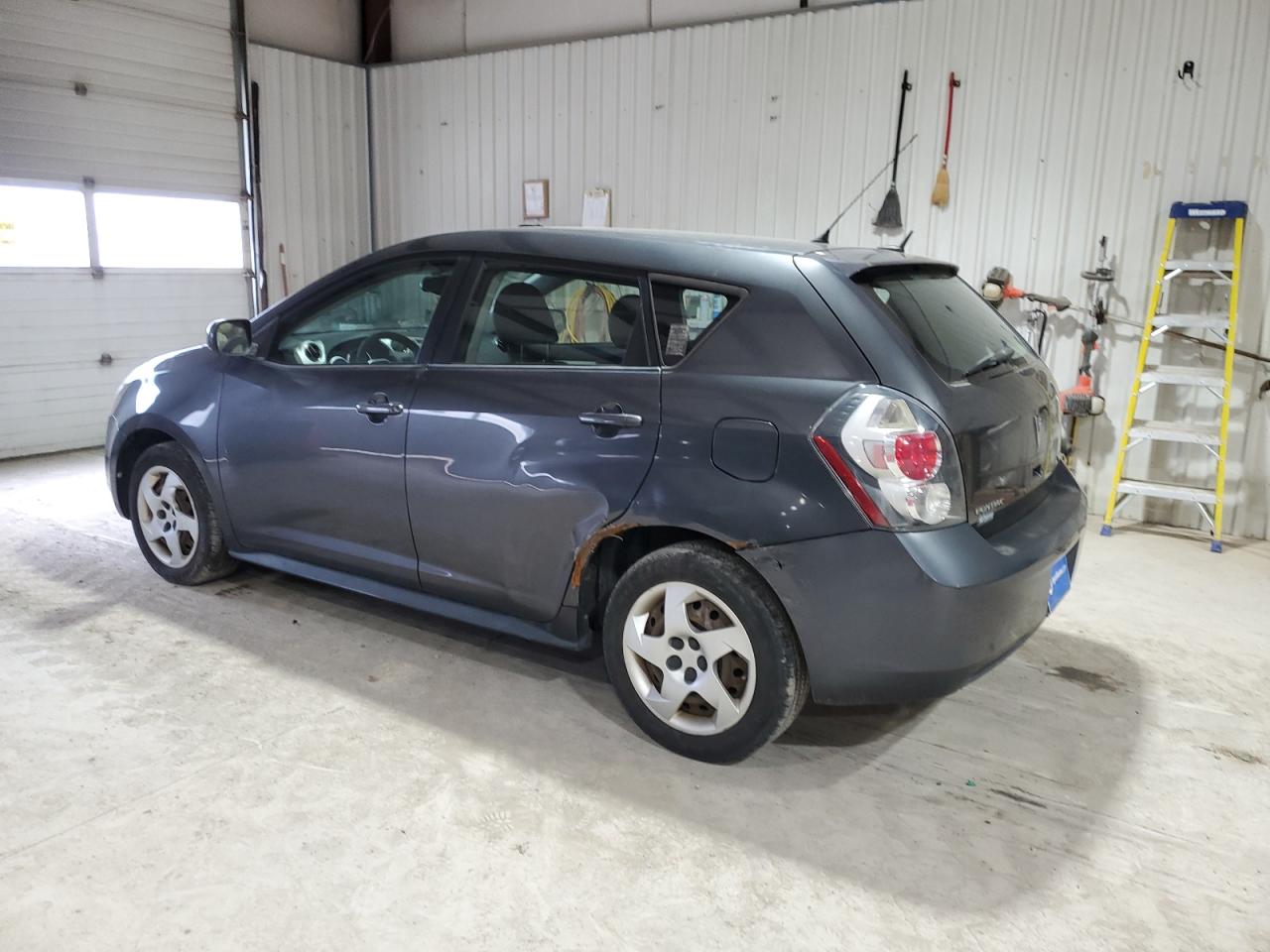 2009 Pontiac Vibe - Image 2