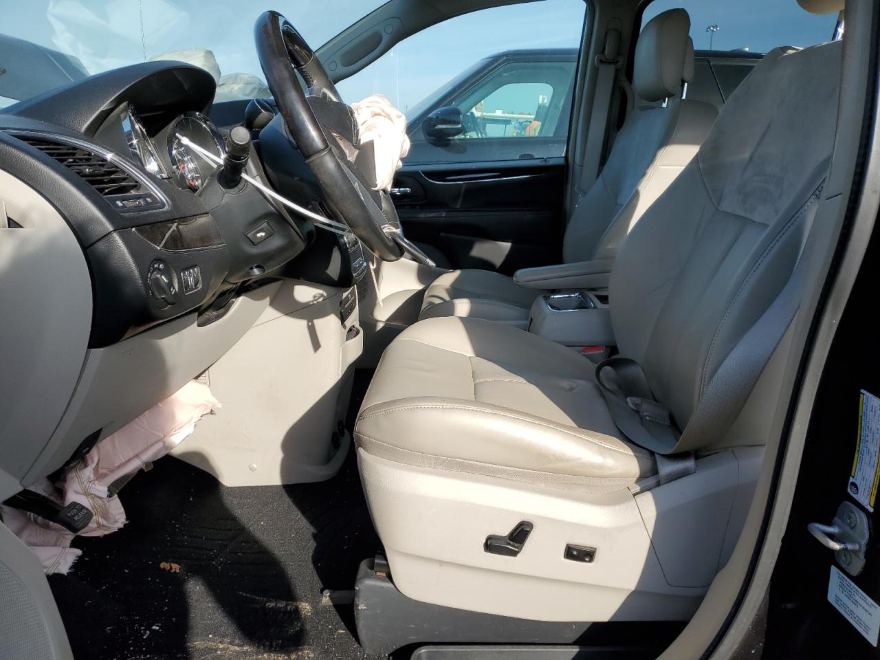 2013 Chrysler Town & Country - Image 7