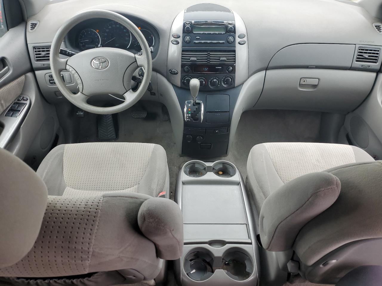2010 Toyota Sienna - Image 8