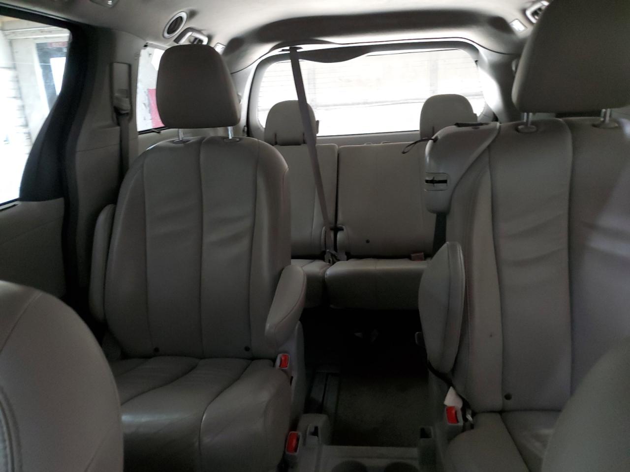 2013 Toyota Sienna - Image 10