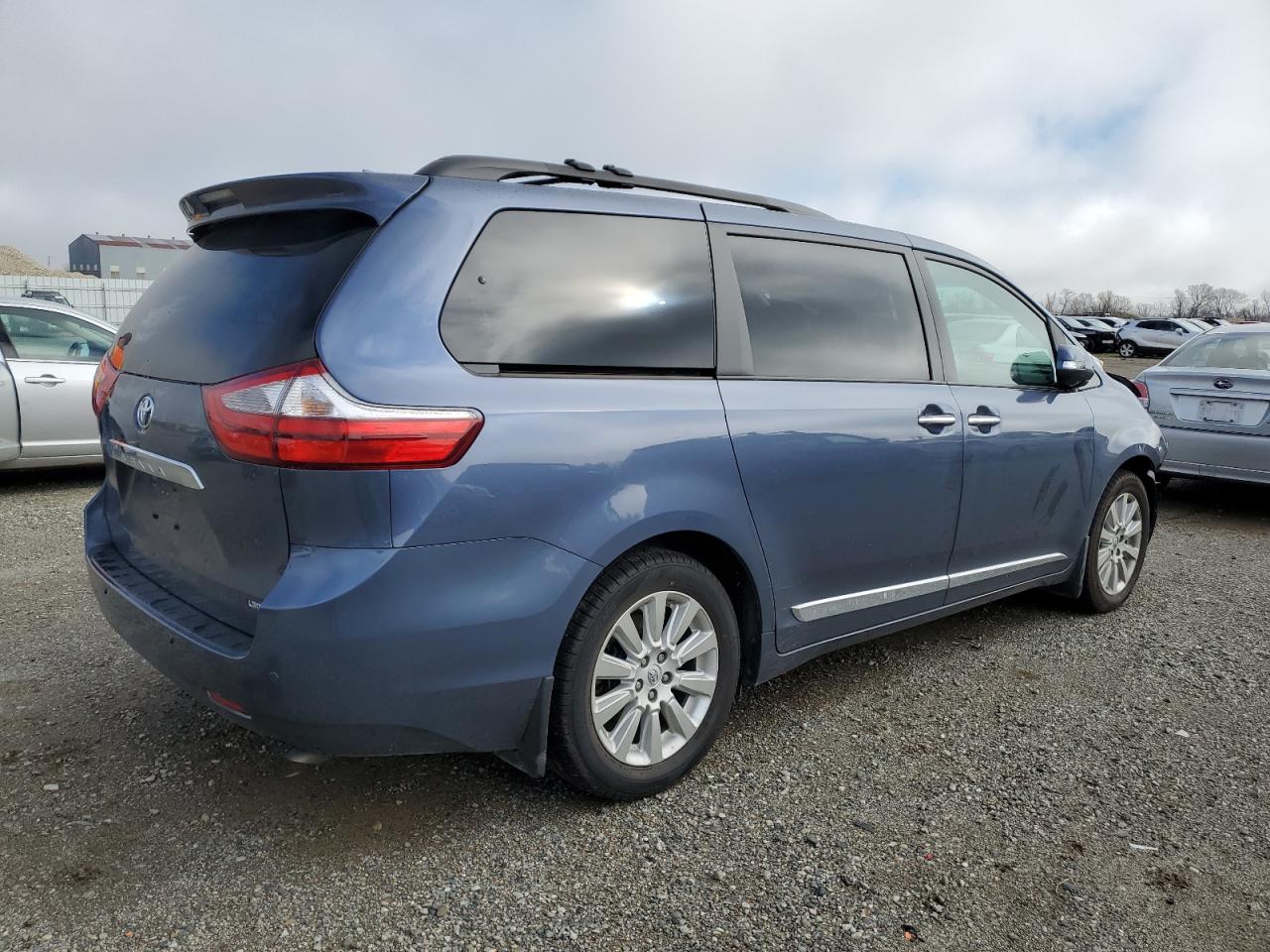 2015 Toyota Sienna - Image 3