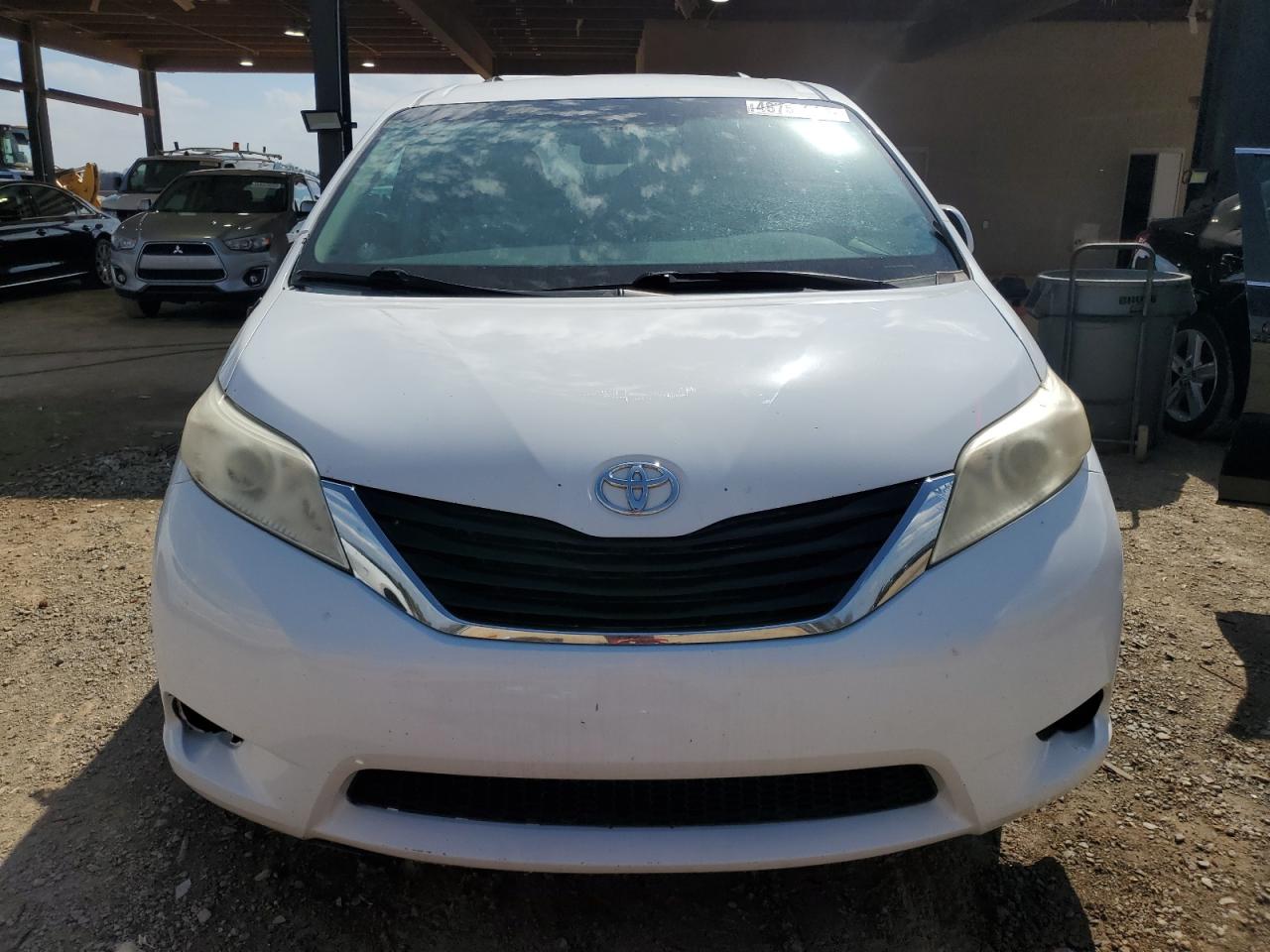 2011 Toyota Sienna - Image 5