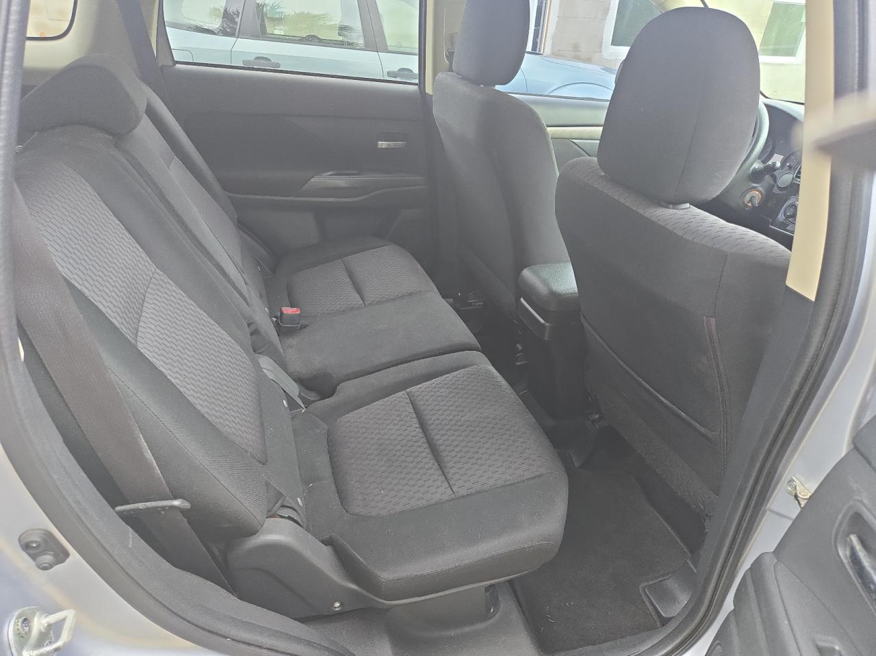 2014 Mitsubishi Outlander - Image 6