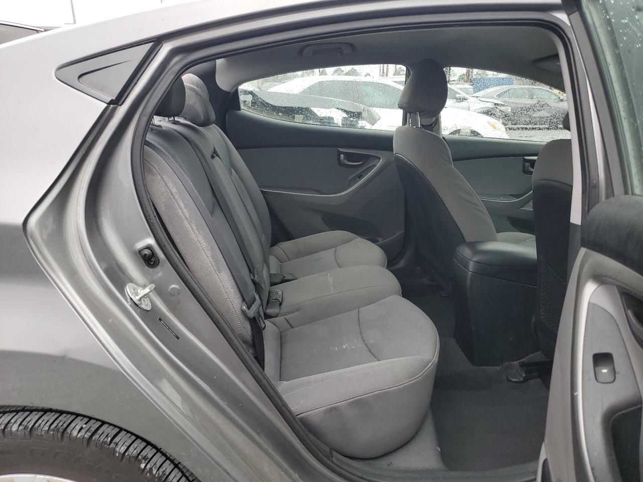 2012 Hyundai Elantra - Image 11
