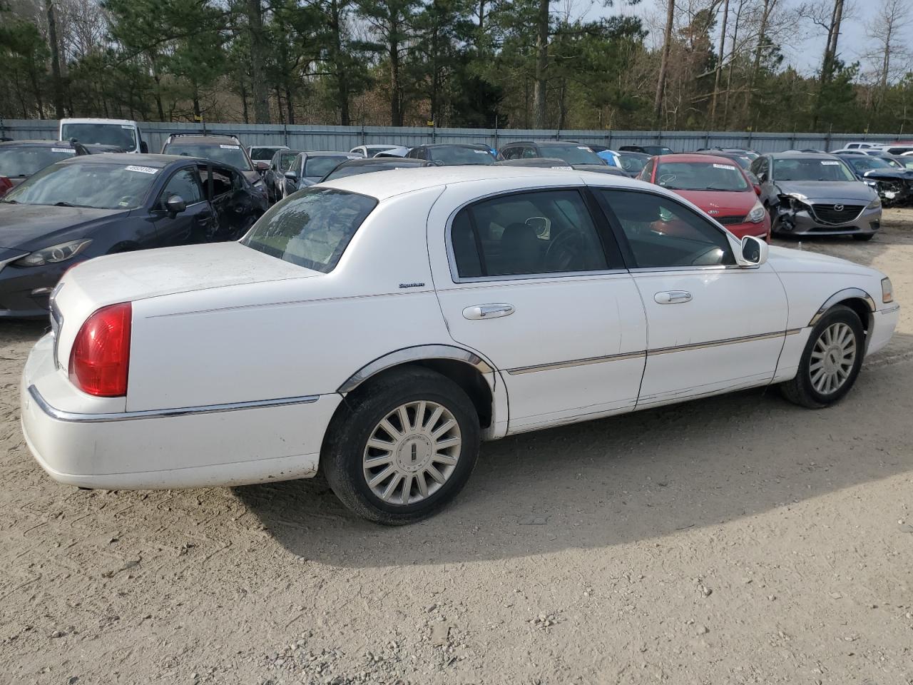 2005 Lincoln Town Car - Image 3