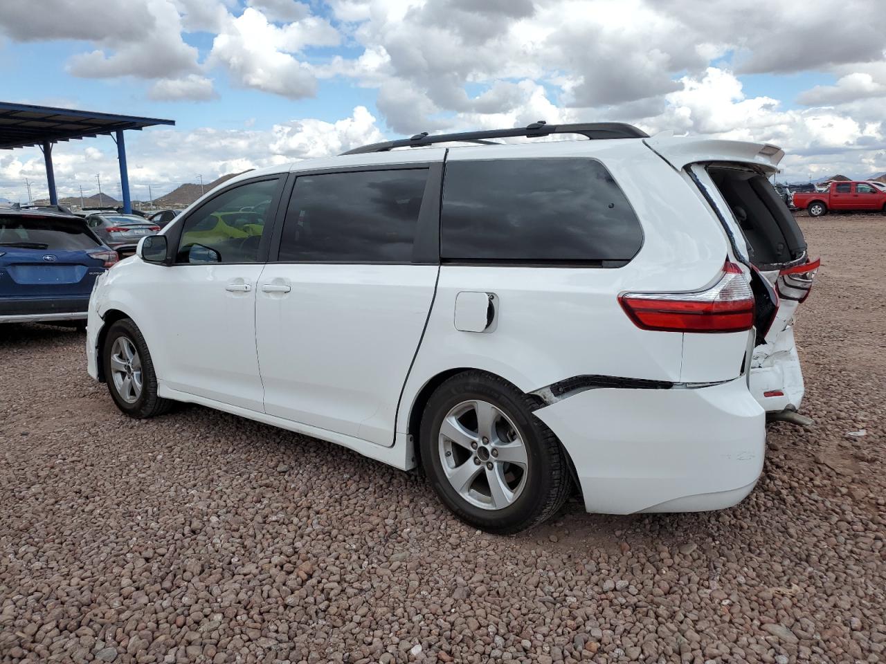2018 Toyota Sienna - Image 2