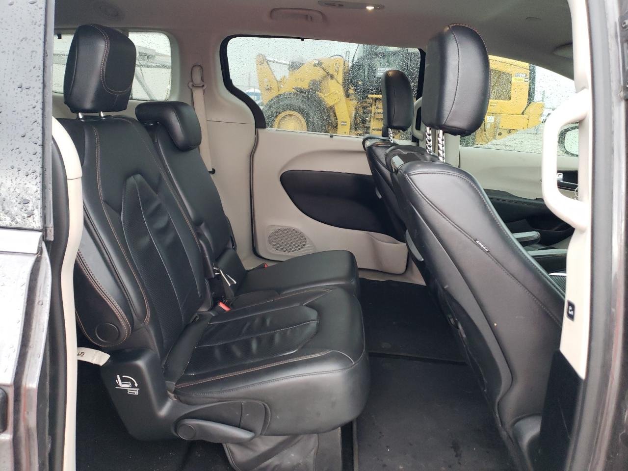 2017 Chrysler Pacifica - Image 11
