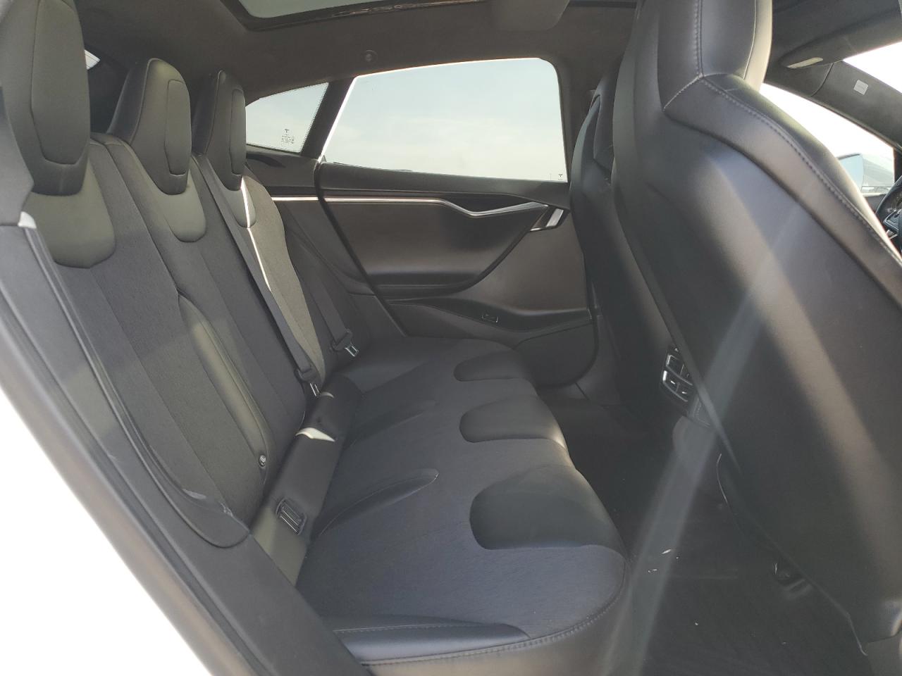 2015 Tesla Model S VIN: 5YJSA1E14FF115692 Lot: 49023955