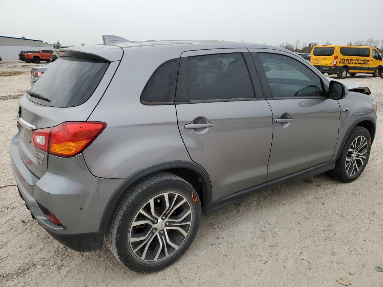2018 Mitsubishi Outlander - Image 3