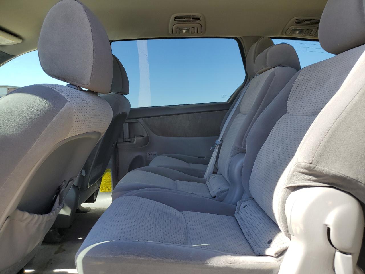 2010 Toyota Sienna - Image 11