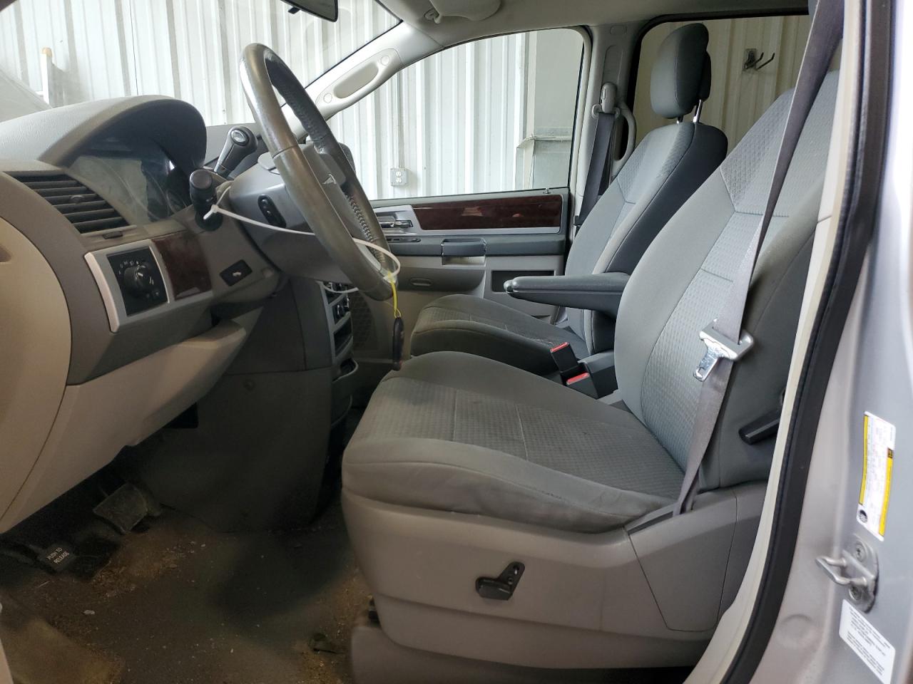 2010 Chrysler Town & Country - Image 7