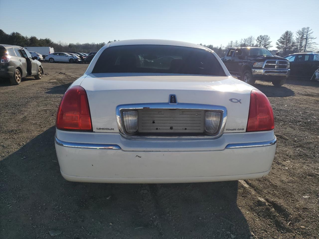 2003 Lincoln Town Car - Image 6