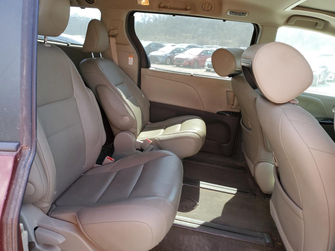 2015 Toyota Sienna - Image 11