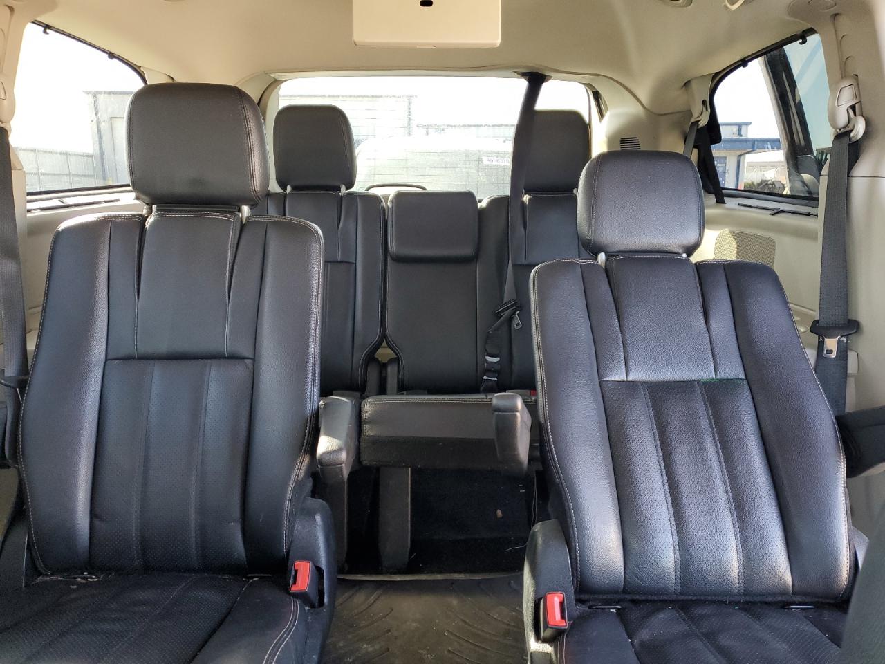 2014 Chrysler Town & Country - Image 10