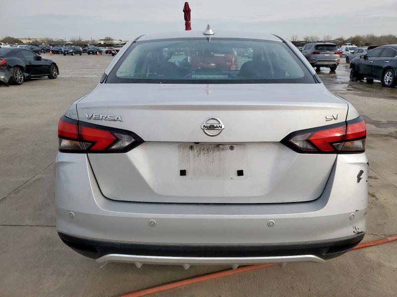  NISSAN VERSA 2022 Сріблястий