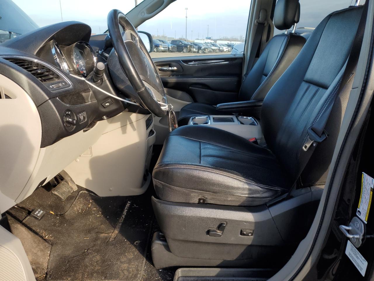 2014 Chrysler Town & Country - Image 7