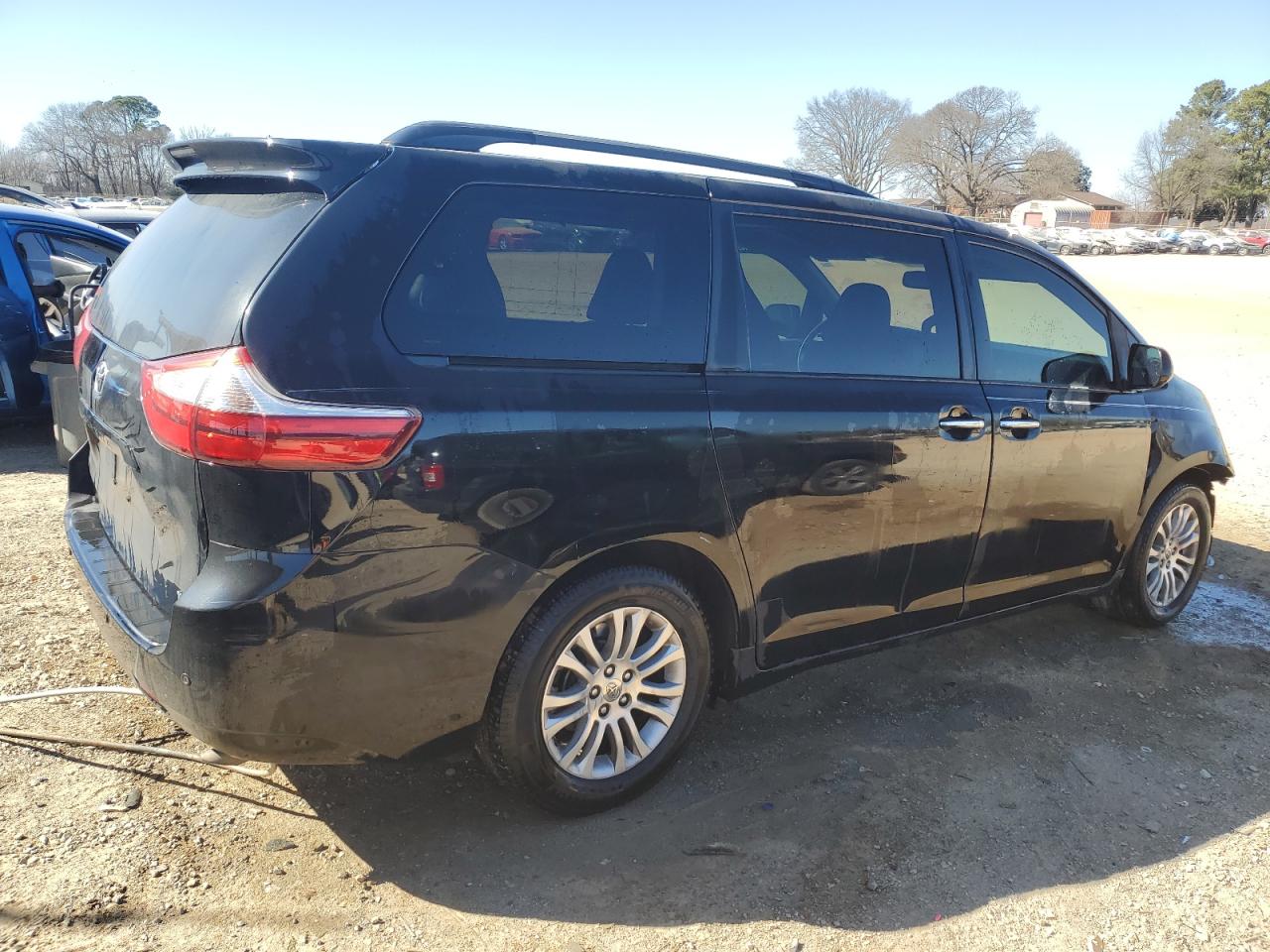 2015 Toyota Sienna - Image 3