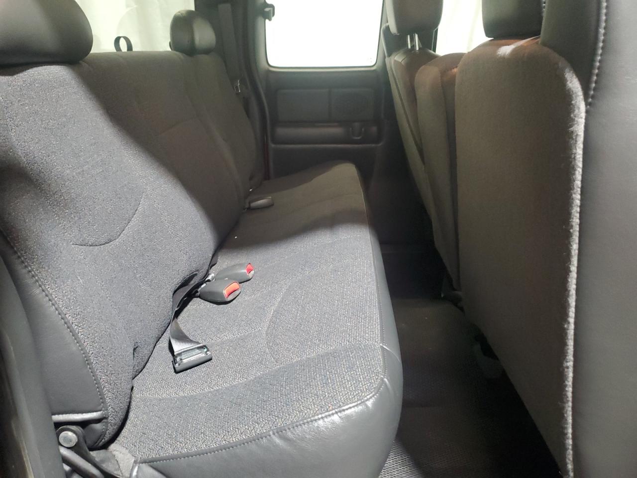 2005 Chevrolet Silverado - Image 11