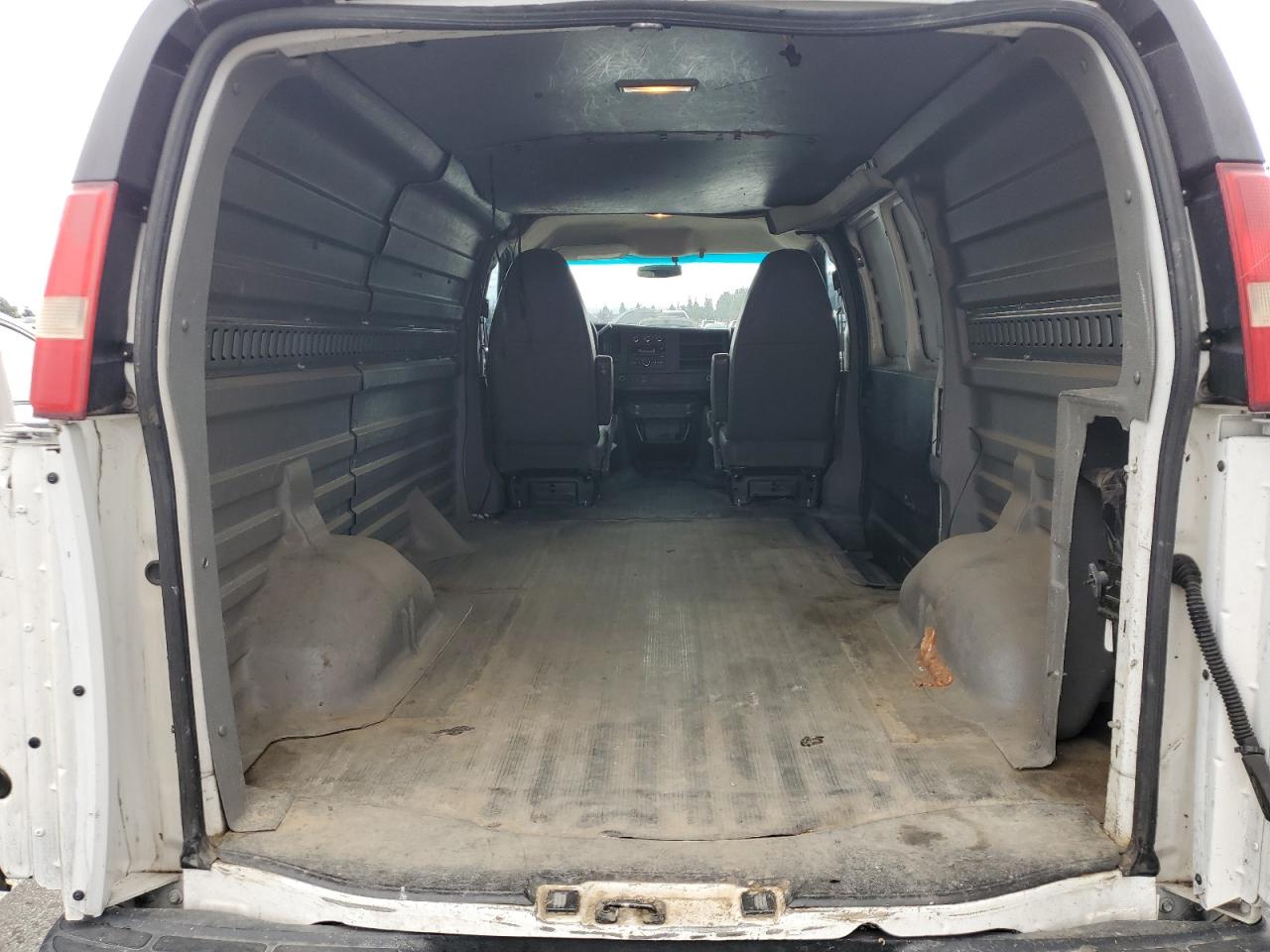2011 Chevrolet Express - Image 10