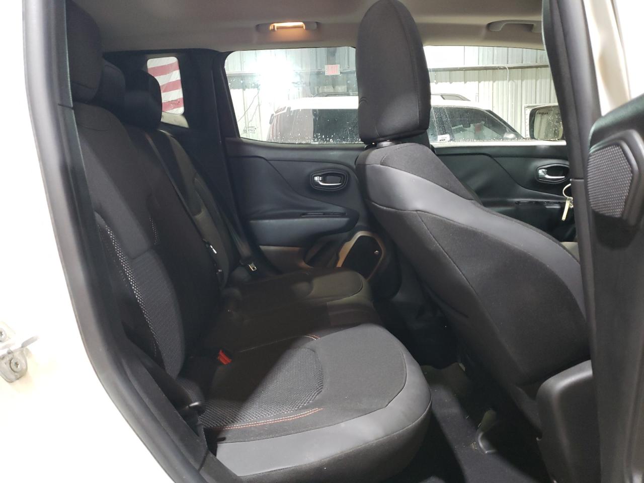 2016 Jeep Renegade - Image 11