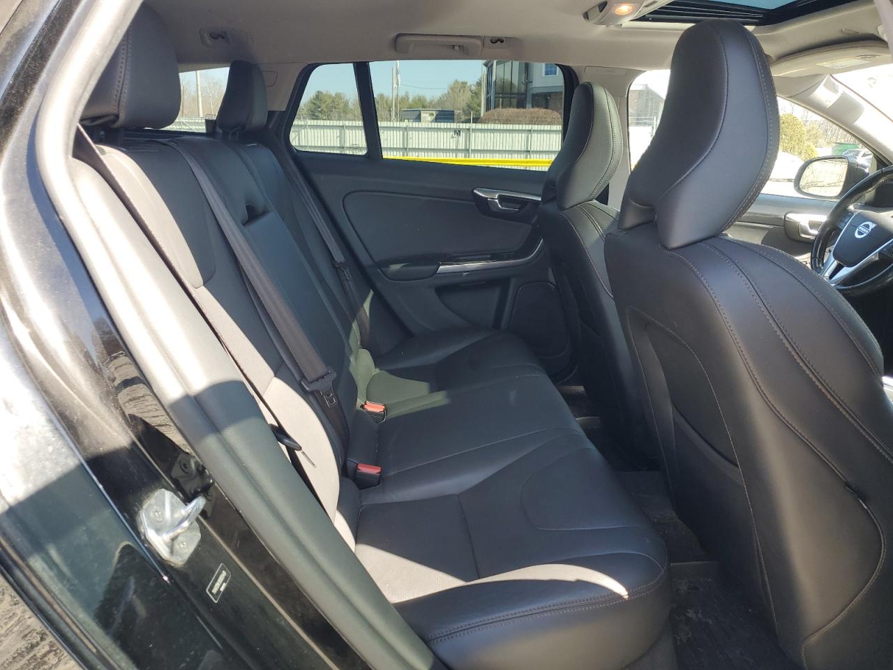2016 Volvo V60 - Image 11