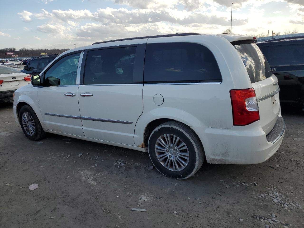 2013 Chrysler Town & Country - Image 2