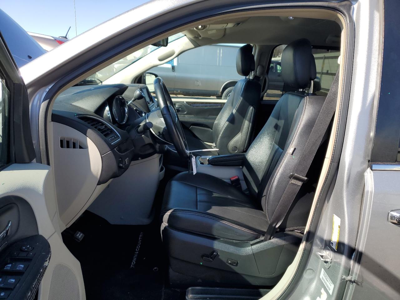 2015 Chrysler Town & Country - Image 7