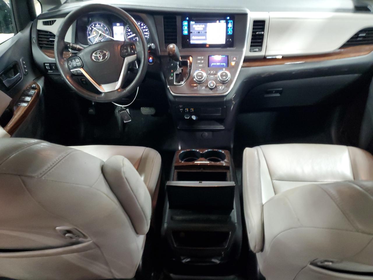 2015 Toyota Sienna - Image 8