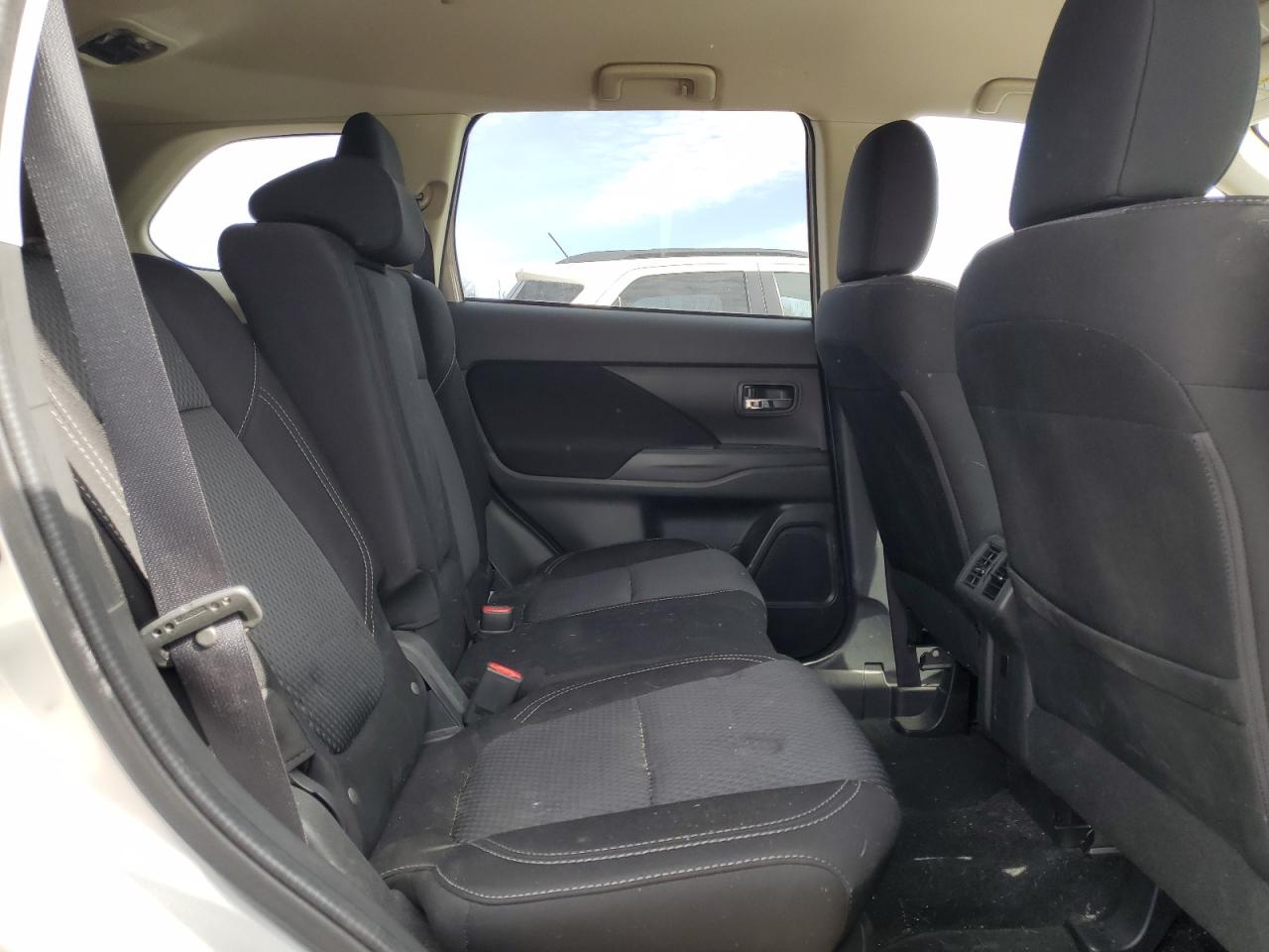 2020 Mitsubishi Outlander - Image 11