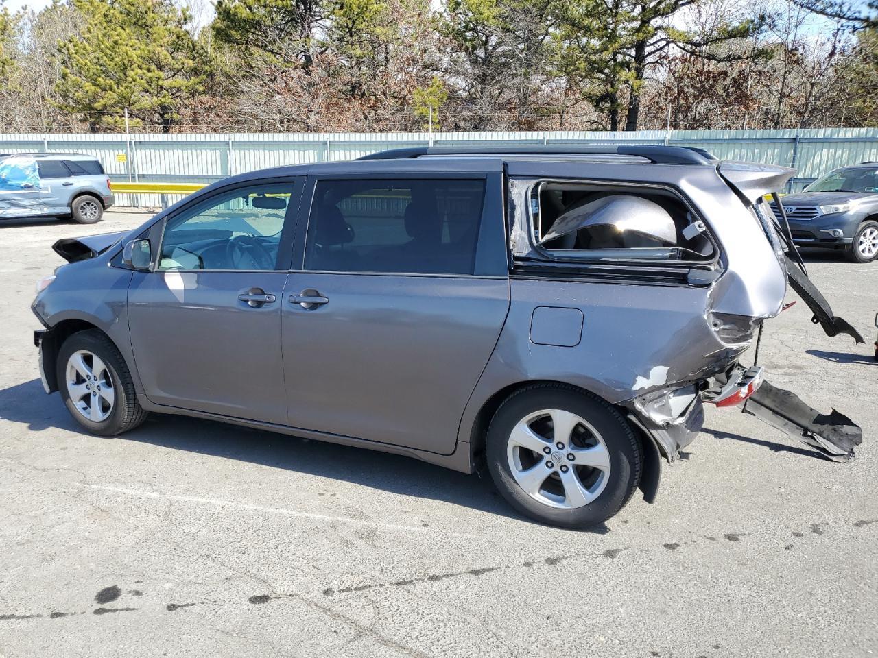 2014 Toyota Sienna - Image 2