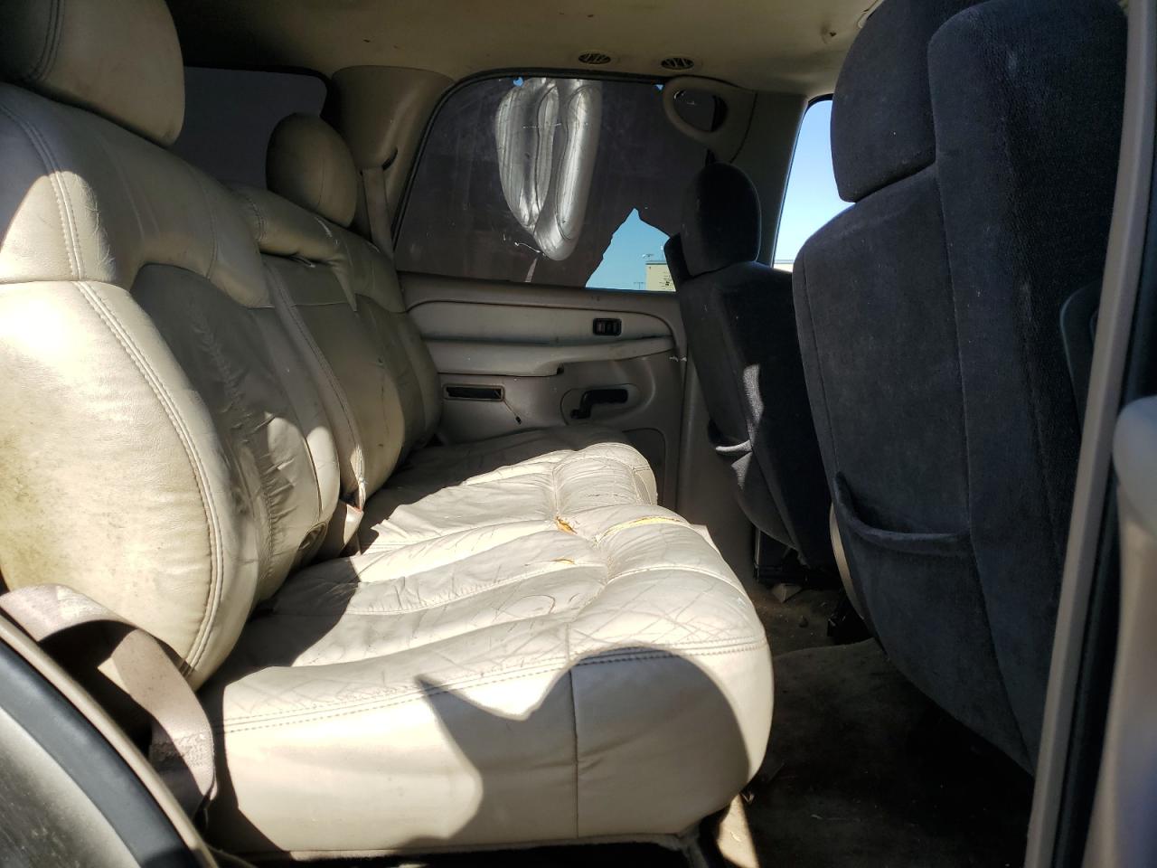 2002 Chevrolet Tahoe - Image 11