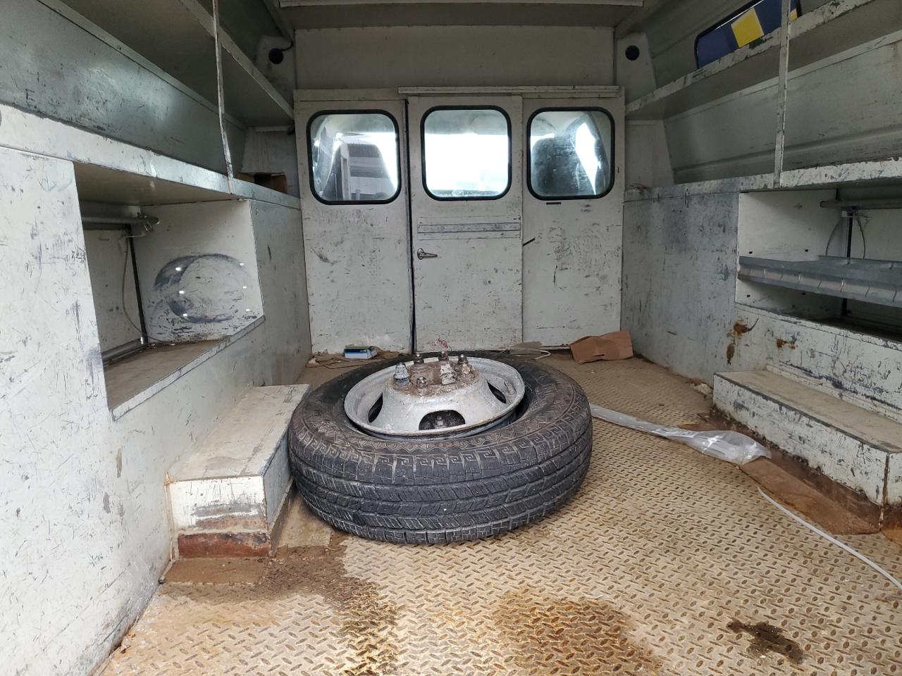 2005 Chevrolet Express - Image 10