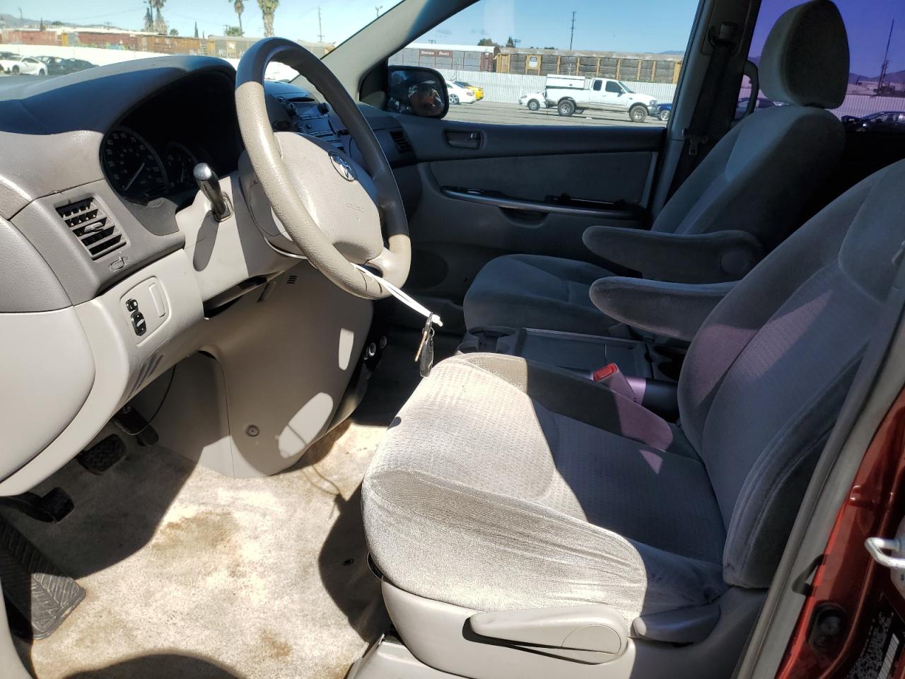 2010 Toyota Sienna - Image 7