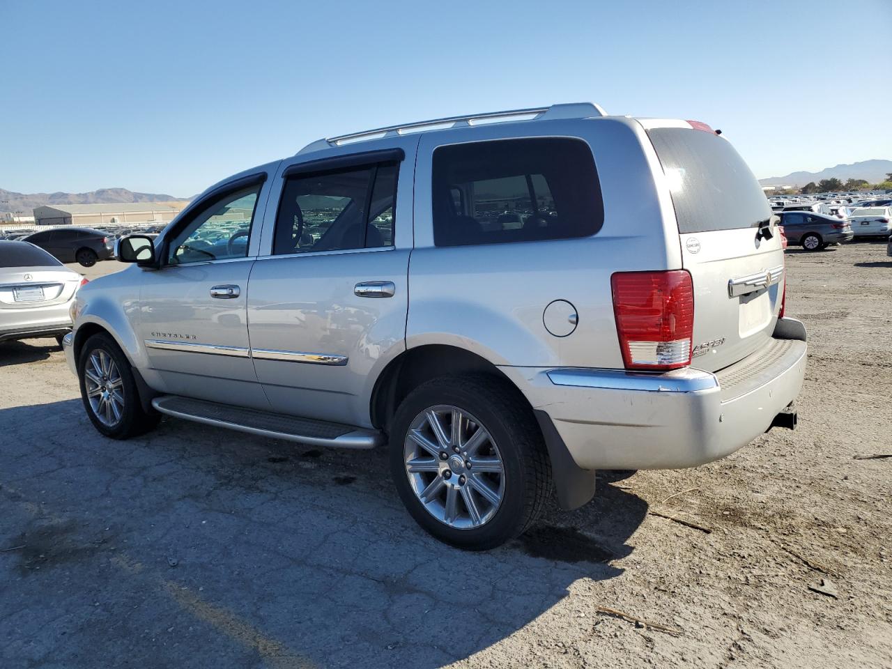 2008 Chrysler Aspen - Image 2