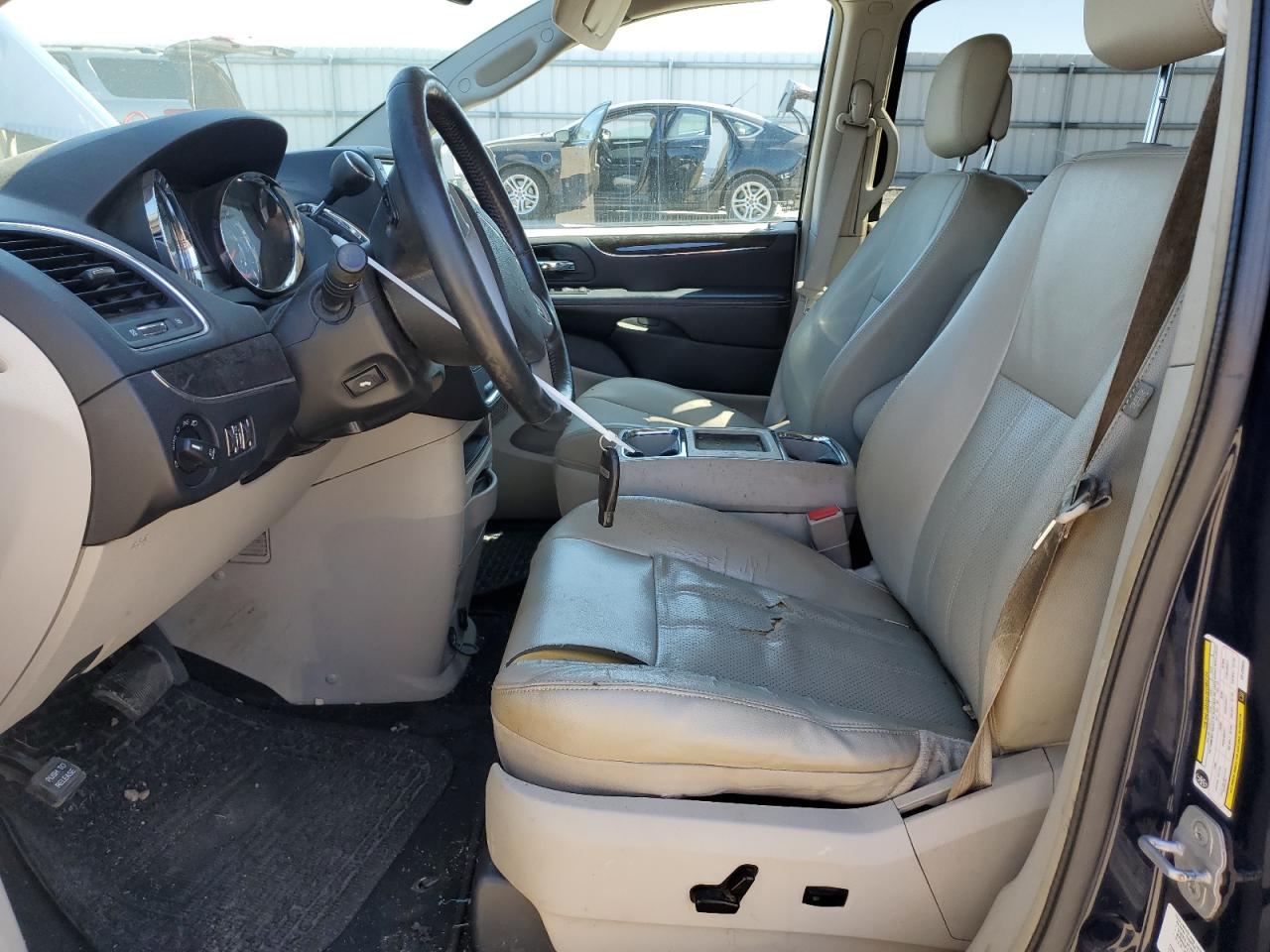 2014 Chrysler Town & Country - Image 7