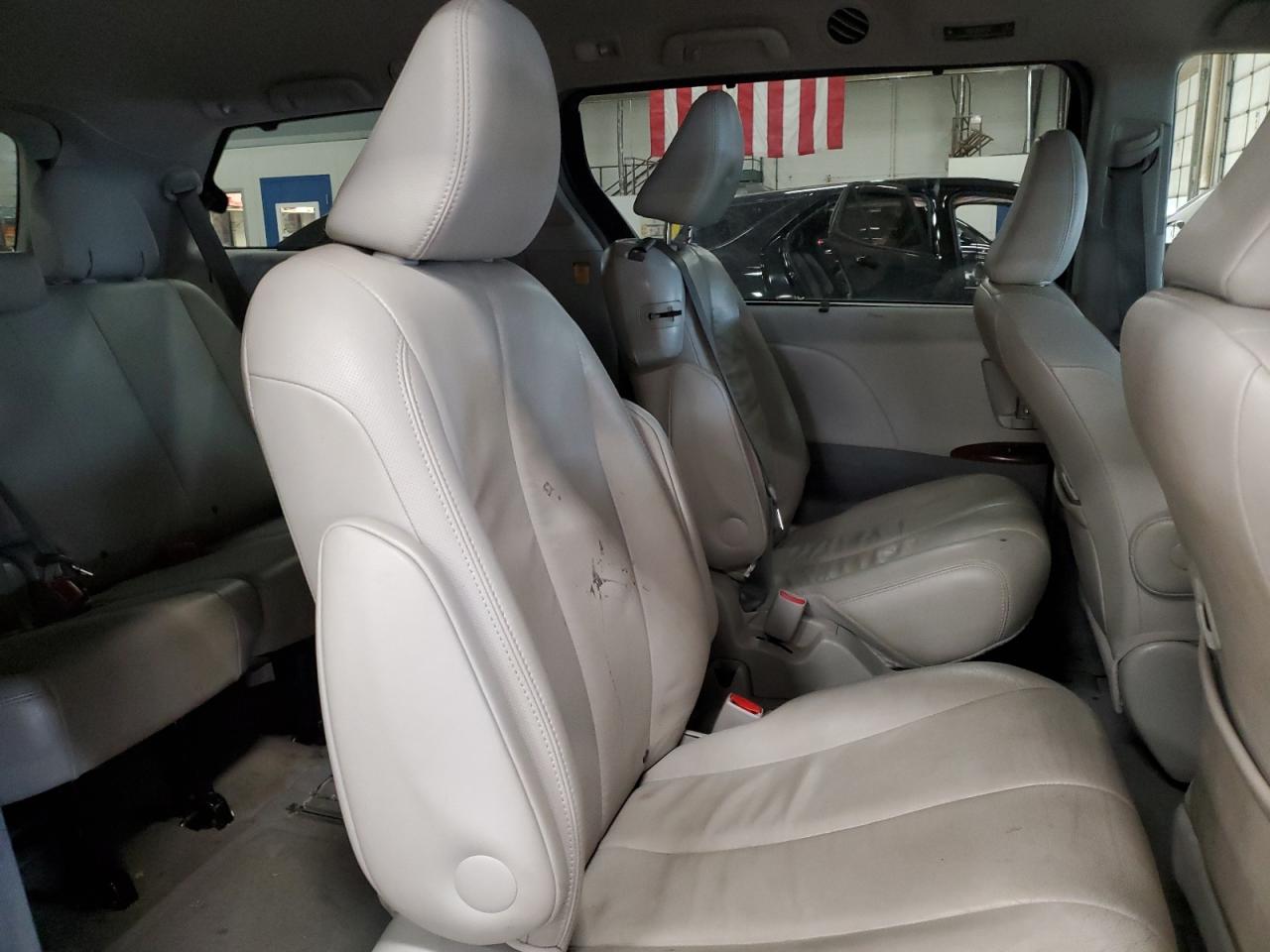 2012 Toyota Sienna - Image 11