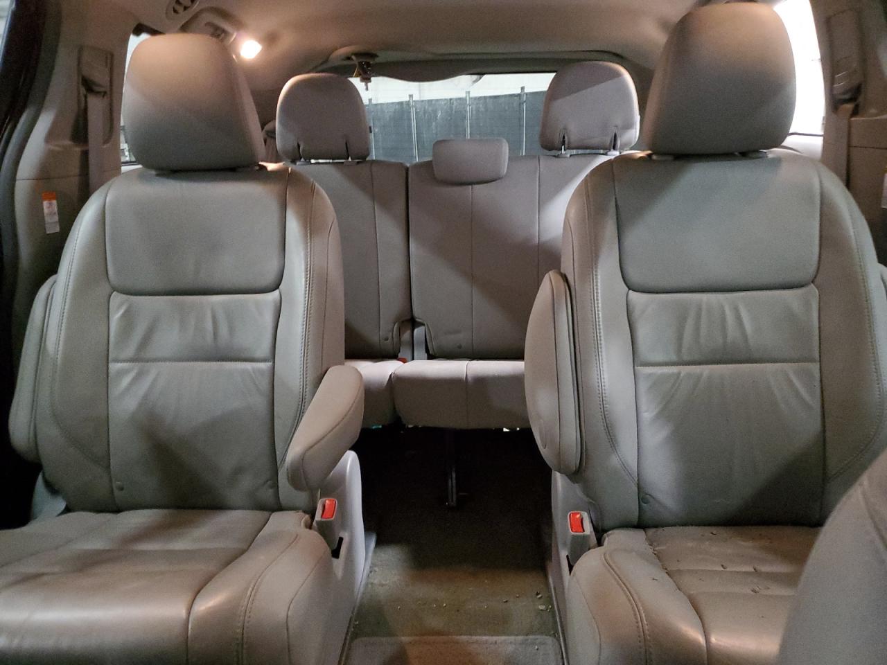 2015 Toyota Sienna - Image 10