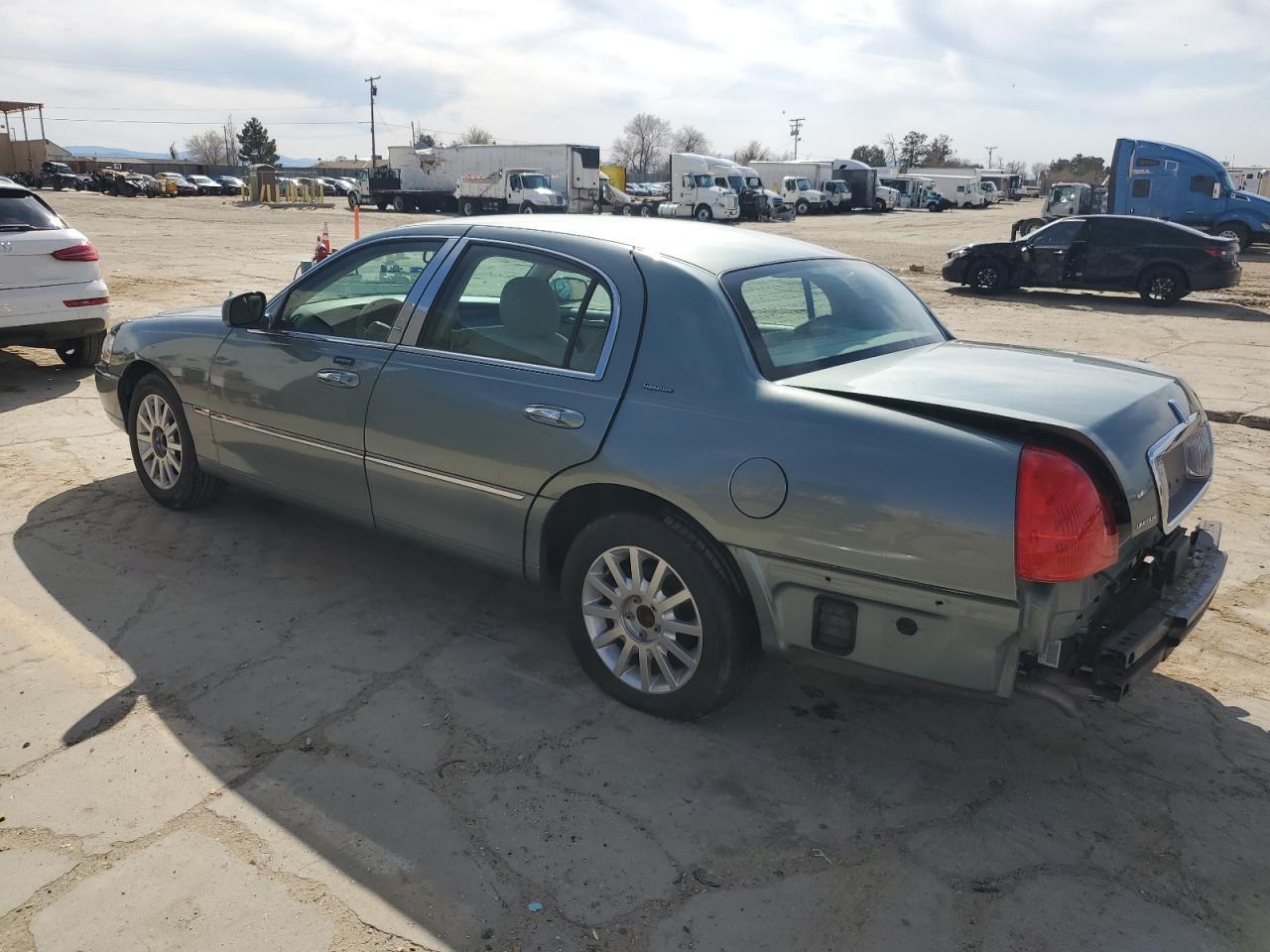 2006 Lincoln Town Car - Image 2